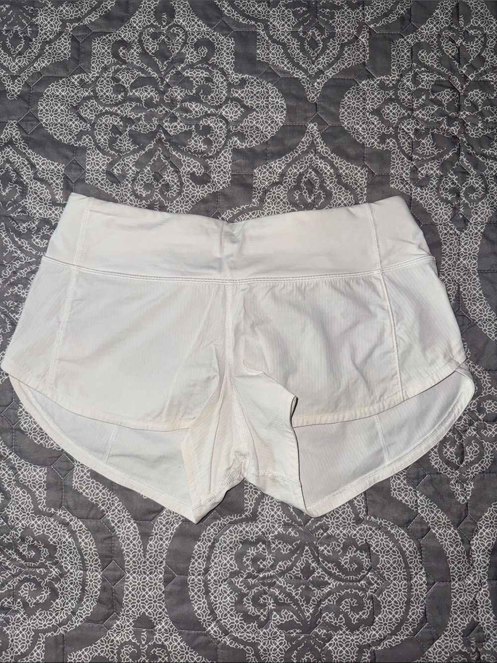 Lululemon 2.5” White Speed Up Shorts